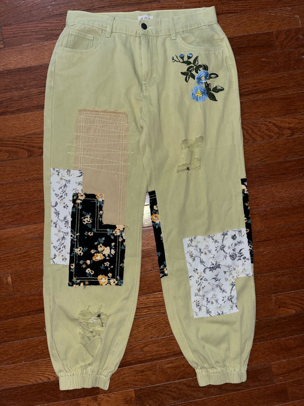 💛Unique 💛NWOT POL size medium chartreuse distressed, embroidered jogger